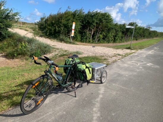 Fahrrad mit Anhänger und Gepäck am Wegrand