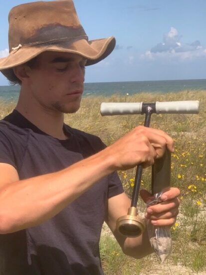 Lorenz Peschel mit einer Probe in der Hand